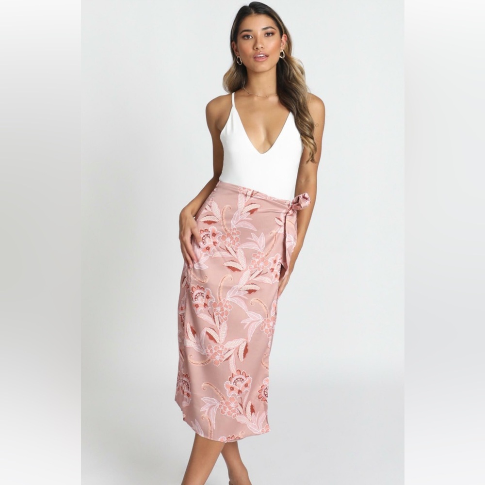 SHOWPO LIGHT PINK “BOARD MEETING” SILK MIDI WRAP SKIRT WITH PAISLEY PRINT SIZE 2